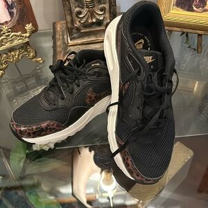 Nike air max tennis shoes. NWOT. Includes box